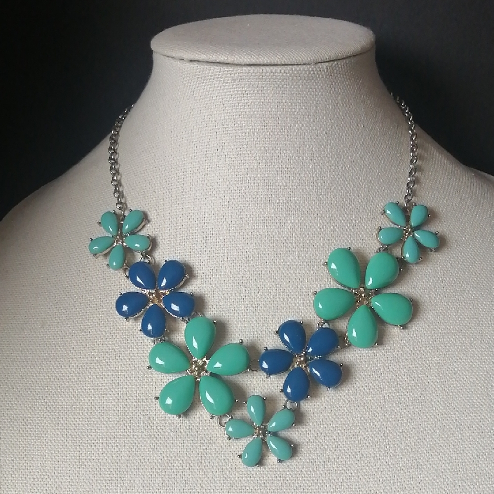 💥2/$25💥Floral Statement Necklace in Aqua & Blue Glossy Plastic